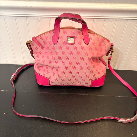 Dooney & Bourke Handbags - DOONEY & BOURKE Monogram
Signature Charleston Shopper Bag
Pink Canvas READ